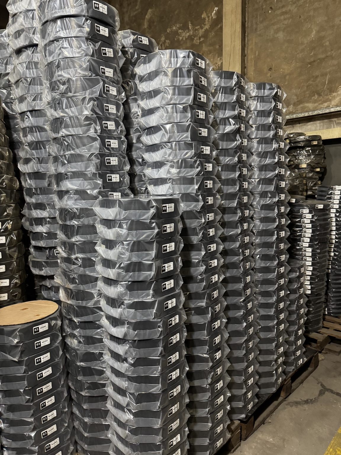 Stock de cinta cubre cerco en pallets